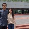 Octavio Coral Jaime  y Diana Carolina Iñiguez Estrada en la explanada del Edificio de Rectoría UdeG